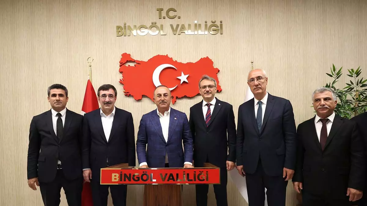 Dışişleri bakanı mevlüt çavuşoğlu, konferans ve bir dizi ziyaret için geldiği bingöl'de esnafı ziyaret ederek, sorun ve taleplerini dinledi.