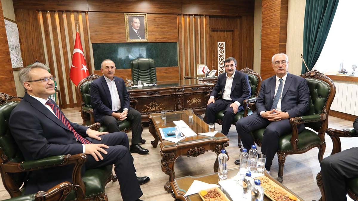 Mevlüt Çavuşoğlu Bingöl'de esnafın sorunlarını dinledi