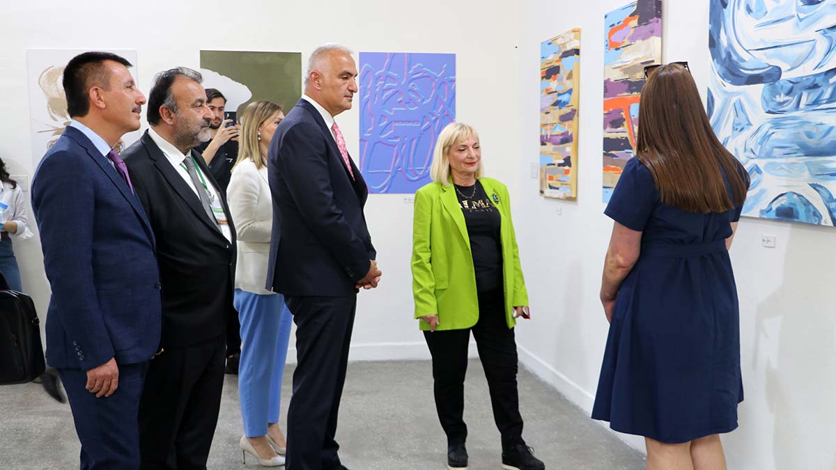 Bakan Ersoy, Fresh Ankara Çağdaş Sanat Sergisi'ni ziyaret etti
