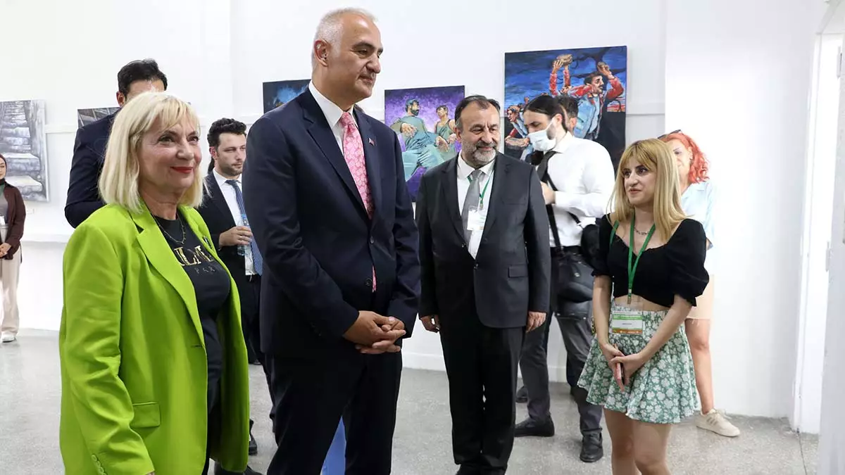 Kültür ve turizm bakanı mehmet nuri ersoy, ulus i̇lk meclis i̇lkokulu'nda düzenlenen fresh ankara çağdaş sanat sergisi'ni ziyaret etti.