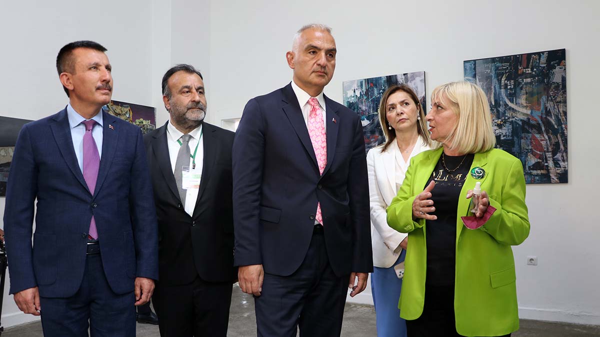 Bakan Ersoy, Fresh Ankara Çağdaş Sanat Sergisi'ni ziyaret etti