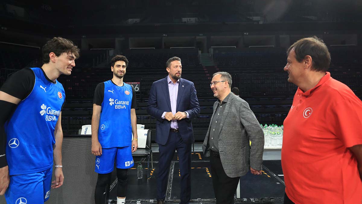 Bakan Kasapoğlu, A Milli Erkek Basketbol Takımı'nı ziyaret etti
