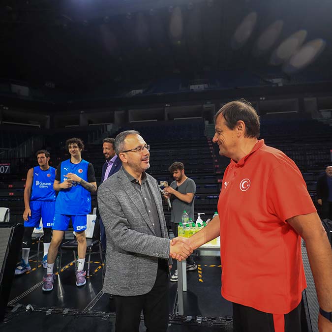 Bakan Kasapoğlu, A Milli Erkek Basketbol Takımı'nı ziyaret etti