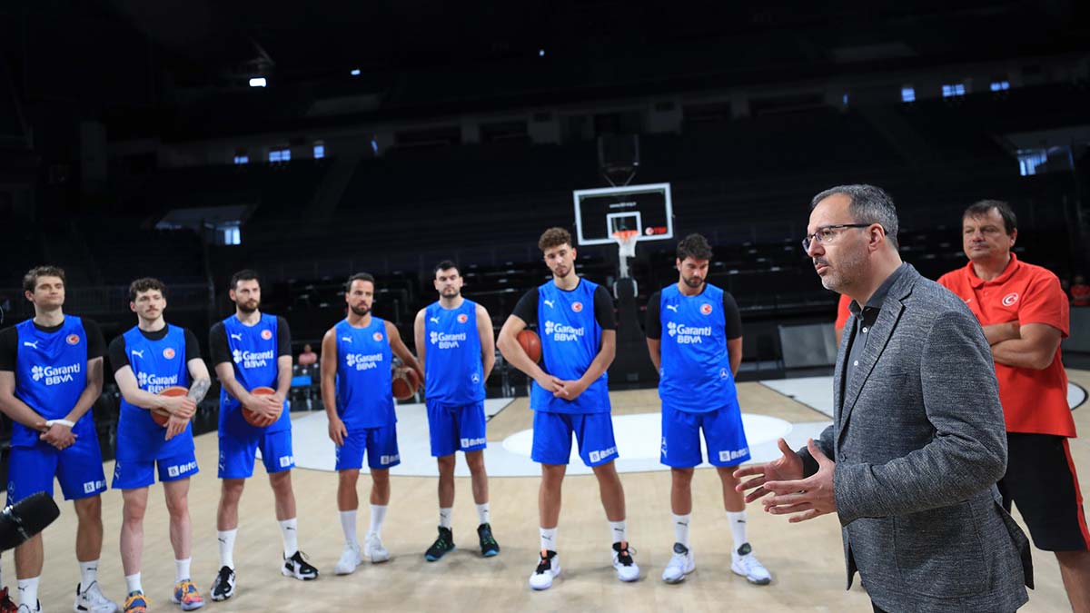 Gençlik ve Spor Bakanı Dr. Mehmet Muharrem Kasapoğlu, FIBA 2023 Dünya Kupası Elemeleri B Grubu'nda Büyük Britanya ile deplasmanda karşılaşacak olan A Milli Erkek Basketbol Takımı'nı ziyaret etti.