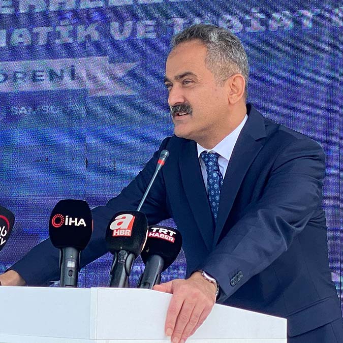 Milli Eğitim Bakanı Mahmut Özer, Samsun'da, 'Köy Yaşam Merkezleri' projesi kapsamında tadilat edilerek, Alanlı Recep Asal Matematik ve Tabiat Okulu'na dönüştürülen binanın açılışına katıldı.