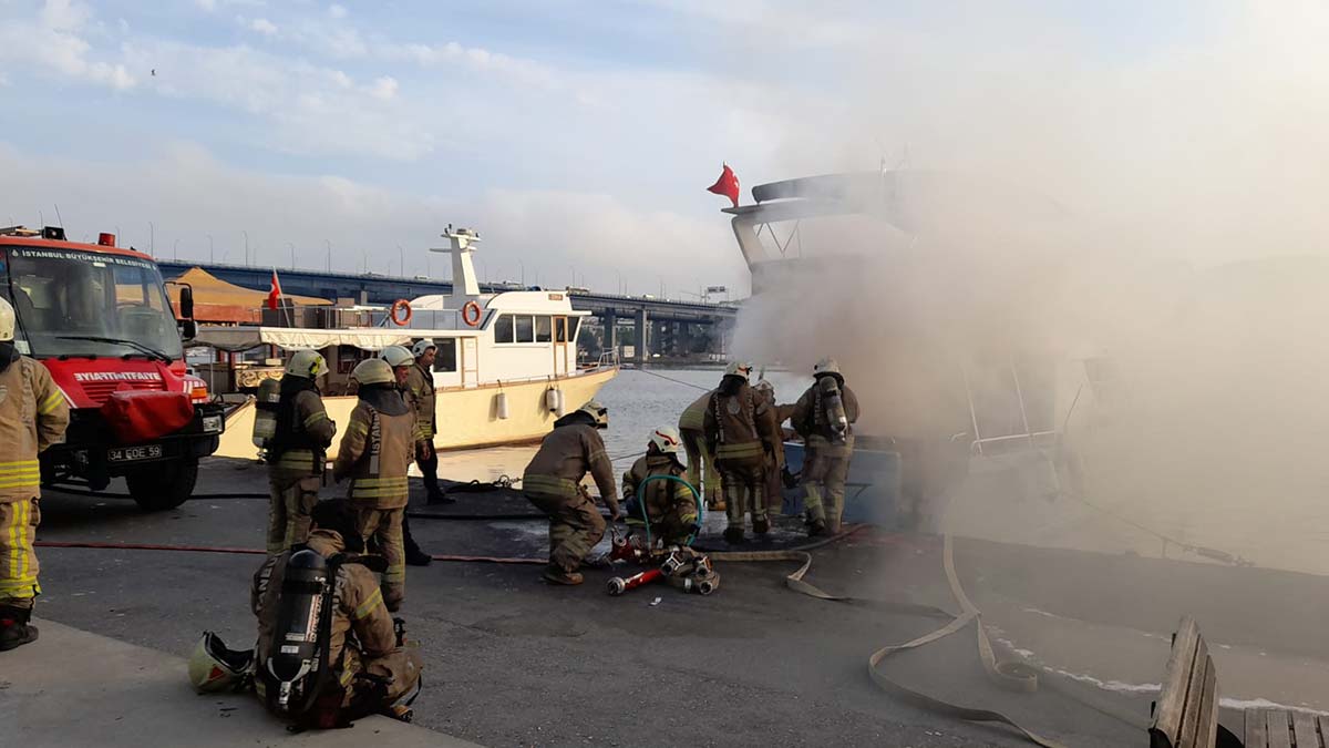 Balat sahilde tekne yandı