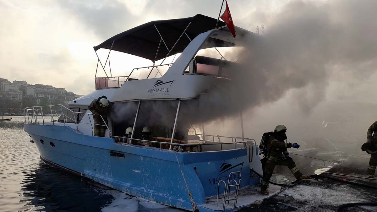 Balat sahilde tekne yandı