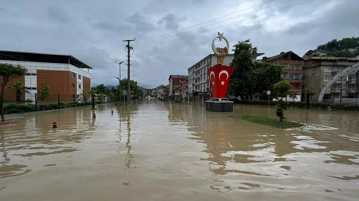 Afad batı karadeniz'de şiddetli yağış nedeniyle 'kırmızı' renkli uyarı verilen 6 ilde, 2 bin 552 personel ile 826 araç/ekipmanın görevlendirildiğini duyurdu.