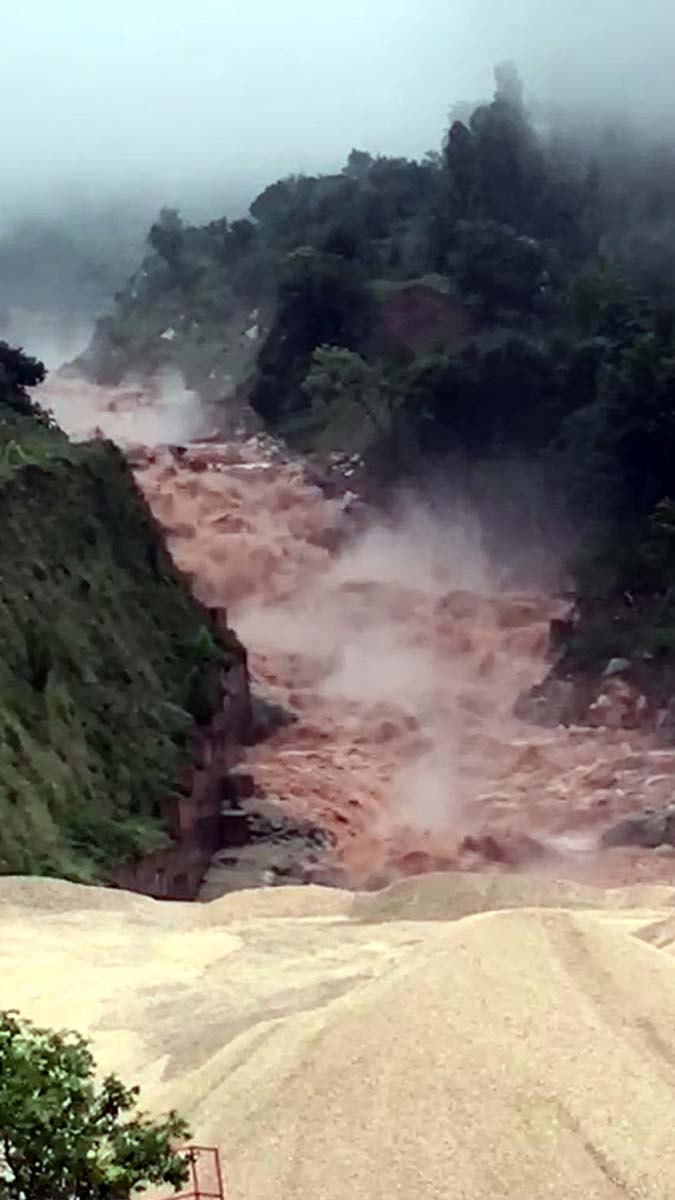Bartın'da sağanak nedeniyle birçok yerde taşkınlar meydana geldi. Göle dönen yollarda sürücüler, güçlükle ilerlerken, çok sayıda ev ve iş yerinin bodrum katlarını da su bastı.