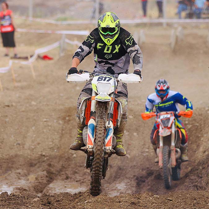 Bergama Süper Enduro Yarış Parkuru'nda gerçekleşen sezonun üçüncü yarışında Türkiye'nin farklı illerinden gelen sporcular kıyasıya mücadele etti.