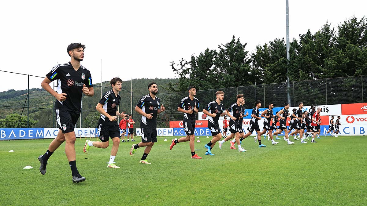 Beşiktaş 2022-2023 sezon hazırlıklarına yaptığı antrenman ile başladı. Nevzat demir tesisleri'nde gerçekleştirilen idmanı başkan ahmet nur çebi ve yönetim kurulu üyeleri de izledi.