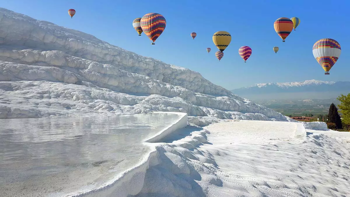 Denizli'de unesco dünya mirası listesi'nde yer alan pamukkale'ye gelen yerli ve yabancı turist sayısı geçen yılın rakamlarını geride bıraktı.