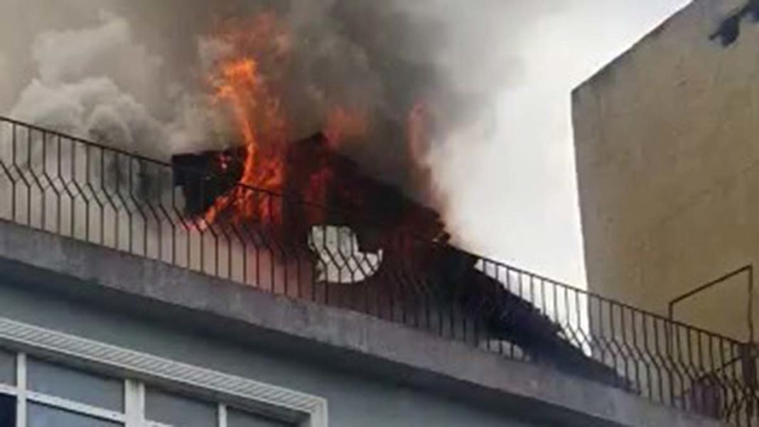 Beyoğlu'nda otelin çatısında yangın