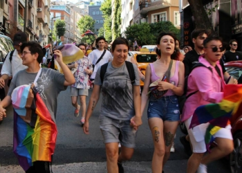 LGBT'li gruba polis engeli