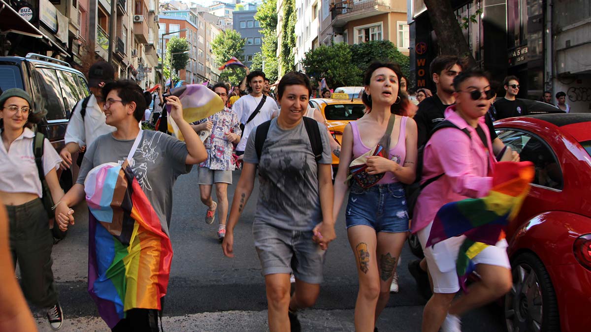 LGBT'li gruba polis engeli