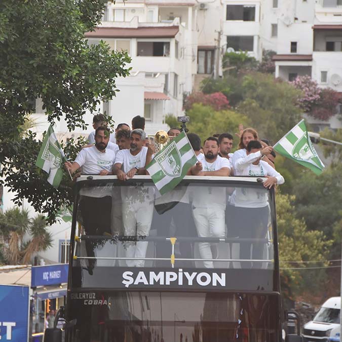 TFF 2'nci Lig Play-Off finalinde İzmir'de Teco Karacabey Belediyespor'u 3-0 yenerek tarihinde ilk kez adını 1'inci Lig'e yazdıran Bodrumspor taraftarıyla buluştu.