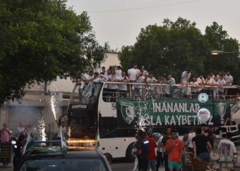 Bodrumspor taraftarıyla zaferi kutladı