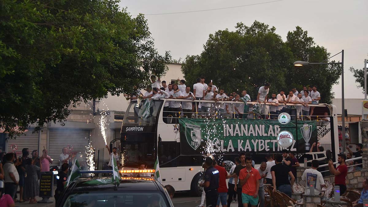 Bodrumspor taraftarıyla zaferi kutladı