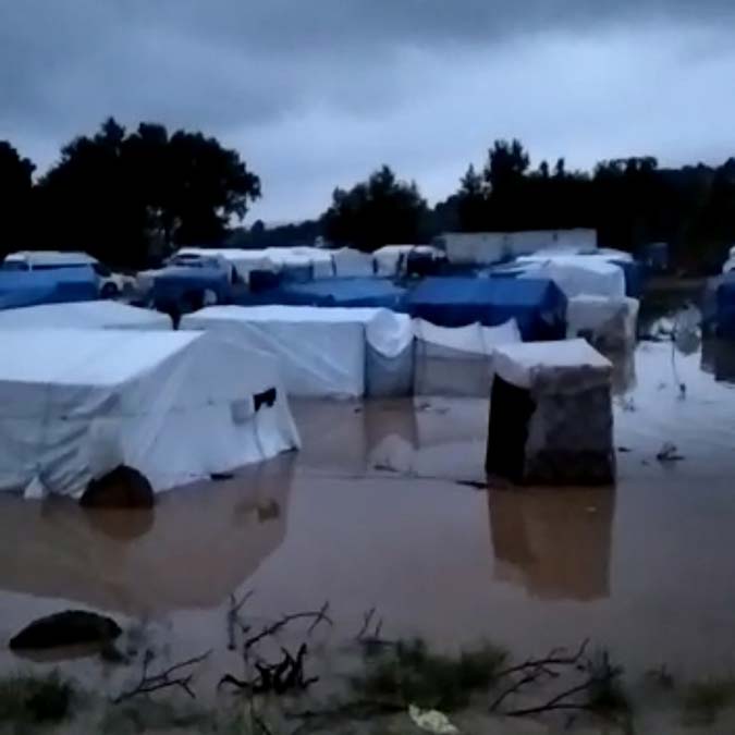 İnegöl'de mevsimlik işçilerin çadırları su altında kaldı
