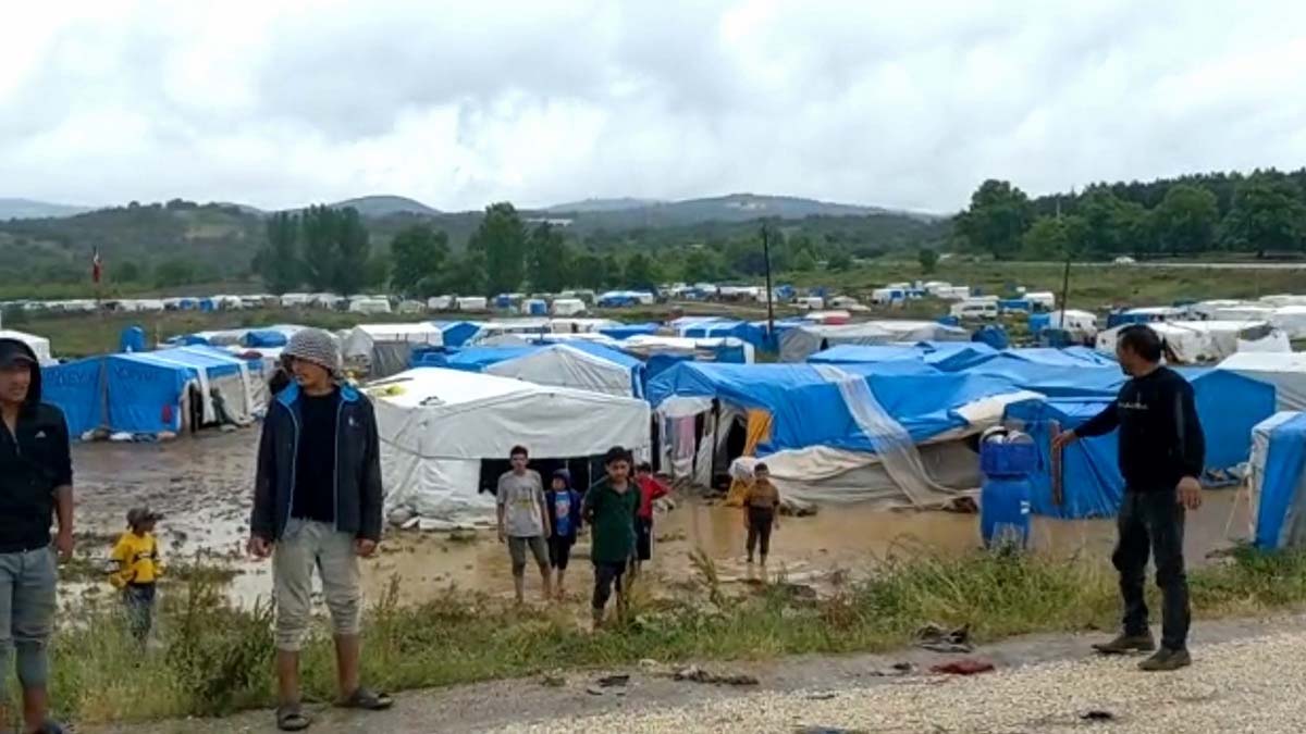 İnegöl'de mevsimlik işçilerin çadırları su altında kaldı