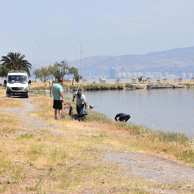 İzmir'de İnciraltı Sahili'ndeki Çakalburnu Lagünü'nde balık ölümleri yaşandı. Dokuz Eylül Üniversitesi Deniz Bilimleri Anabilim Dalı Öğretim Üyesi Doç. Dr. Kemal Can Bizsel, ölümlerin denizdeki oksijenin azalmasına bağlı olduğunu söyledi.