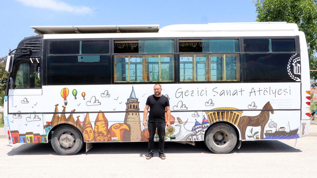 Eskişehir'de, cam ustası ve ebru sanatçısı olan yasin yüksel (37) ile meryem yüksel (36) çifti, 70 bin liraya satın aldıkları otobüsü 100 bin lira masrafla konforlu 'sanat atölyesi'ne çevirdi.