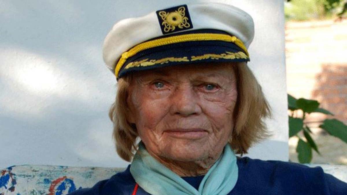 'Carettaların annesi Kaptan June' anısına anıt yapıldı