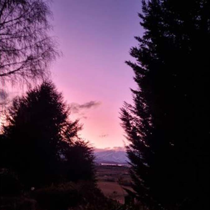 Yeni Zelanda Ulusal Su ve Atmosfer Enstitüsü (Niwa), bugün açıklama yaparak kendilerine ülkenin birçok yerinden son günlerde yaşanan çarpıcı renklerdeki gün batımı ve gün doğumu hakkında sorular soran bir çok mesaj aldıklarını duyurdu.