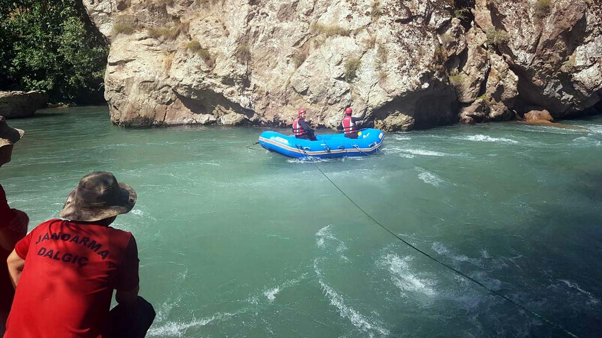 Müküs Çayı'na düşen hemşire 17 gündür aranıyor