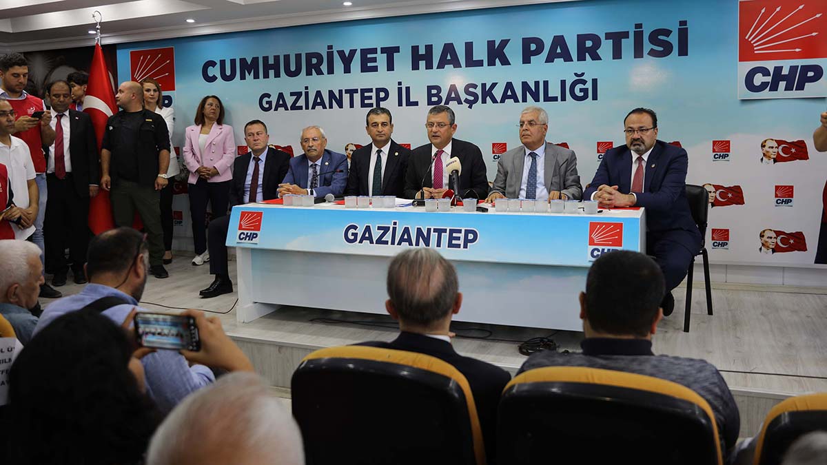 CHP Grup Başkan Vekili Özgür Özel, ''Asgari ücrete enflasyondaki kadar zam yapılmalıdır. Yüzde 40 zam bekliyoruz'' dedi.