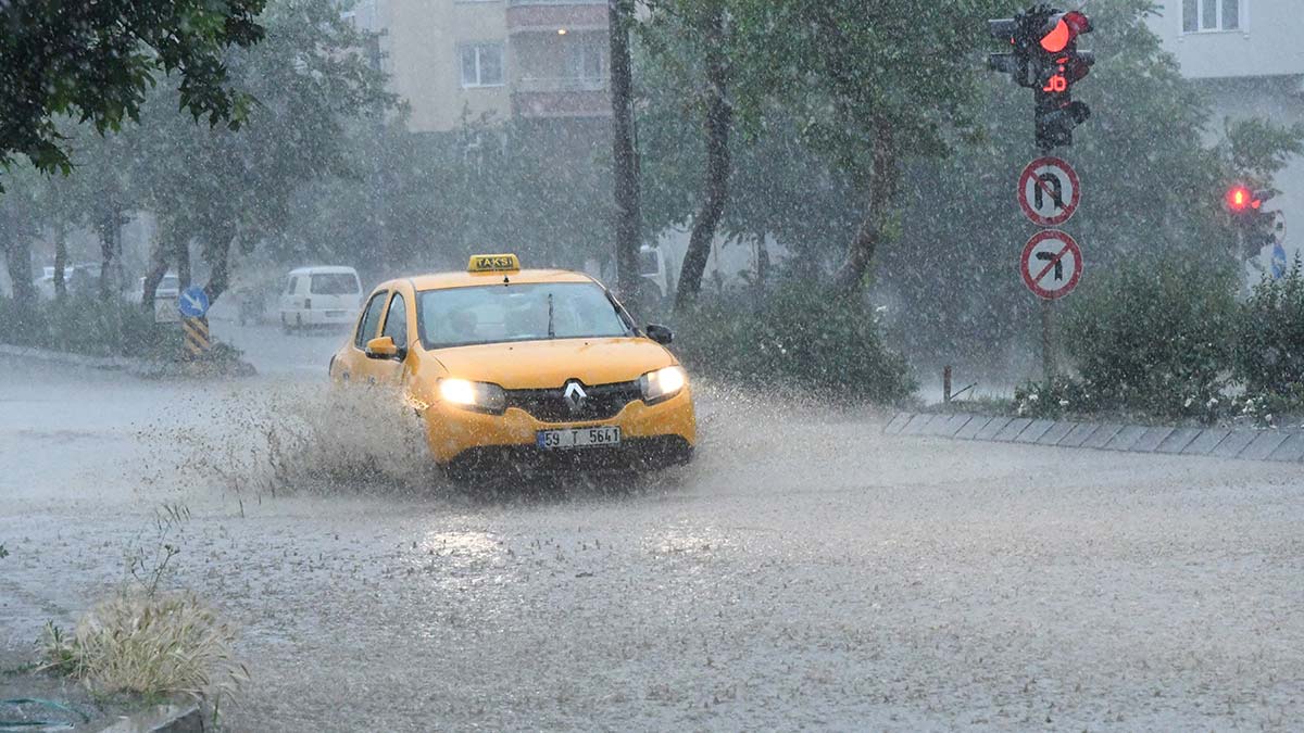Çorlu'da sağanak; Eğitim uçuşları iptal edildi