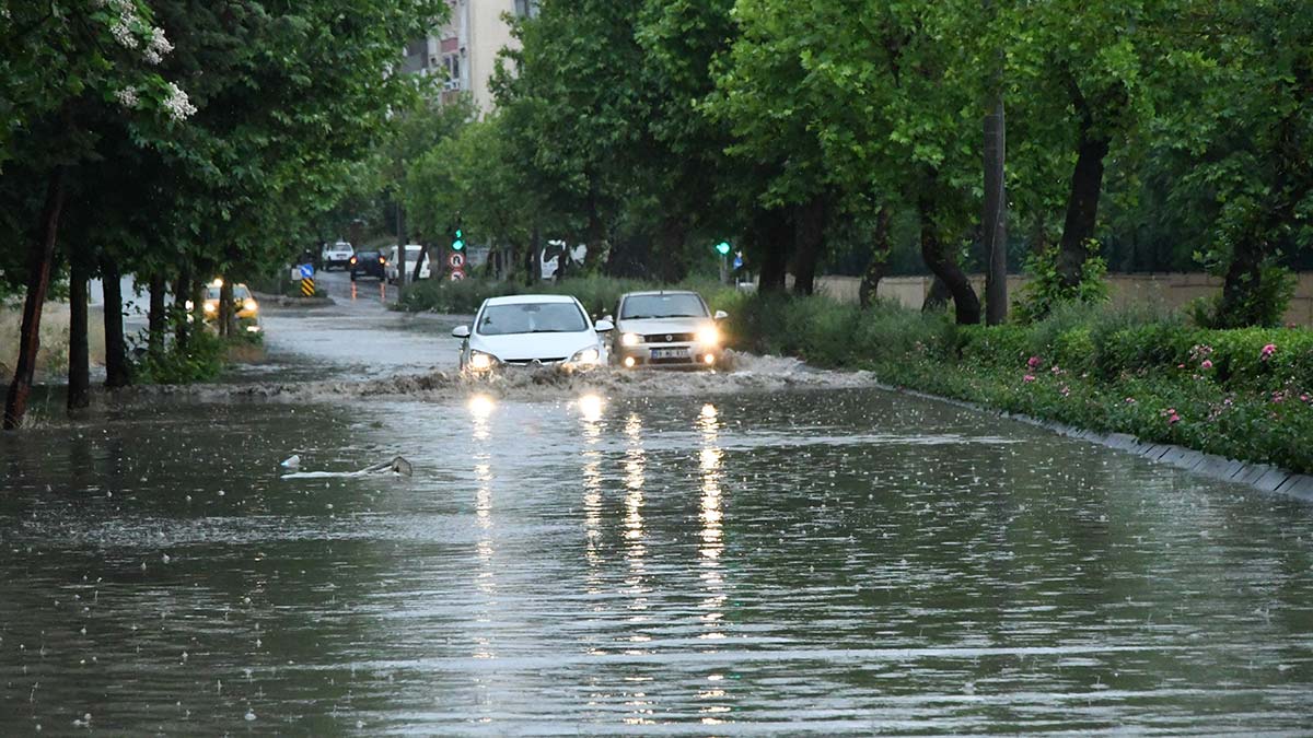 Çorlu'da sağanak; Eğitim uçuşları iptal edildi