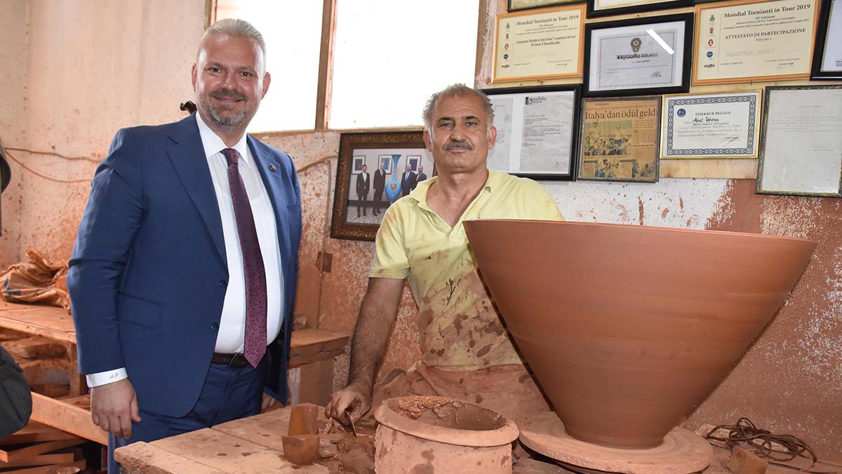 İzmir'in Menemen ilçesinde, Kültür ve Turizm Bakanlığı çömlek sanatçısı Ahmet Taşhomcu (56), Cumhurbaşkanı Recep Tayyip Erdoğan'ın beğendiği Menemen çömleği vazodan dünya liderlerine de hediye edilmek üzere 50 adet hazırlamaya başladı.