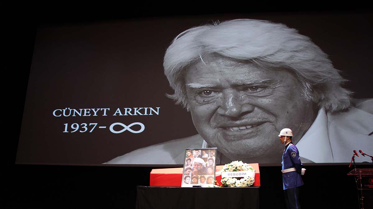 Cüneyt Arkın'ın naaşı Atatürk Kültür Merkezi'nde