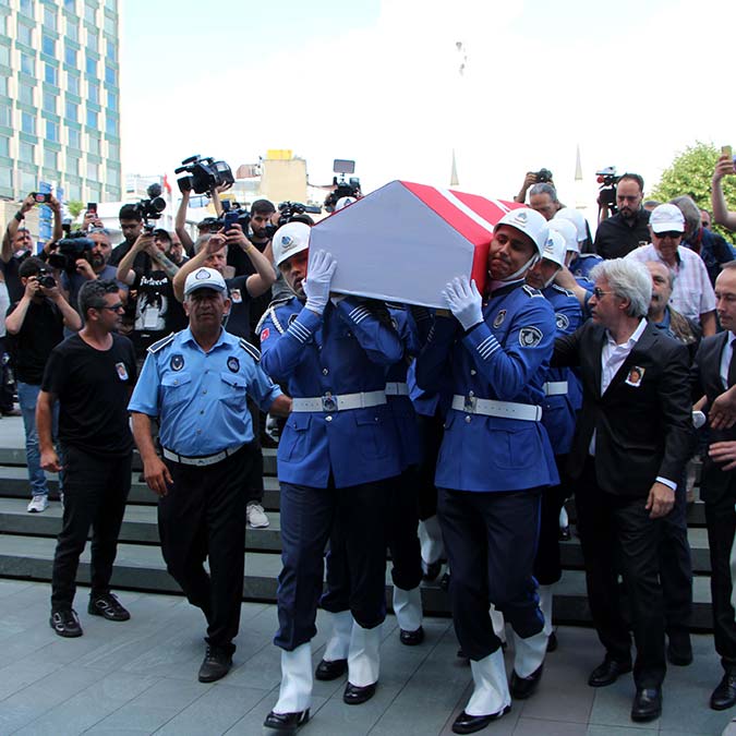 Cüneyt Arkın'ın naaşı AKM'de