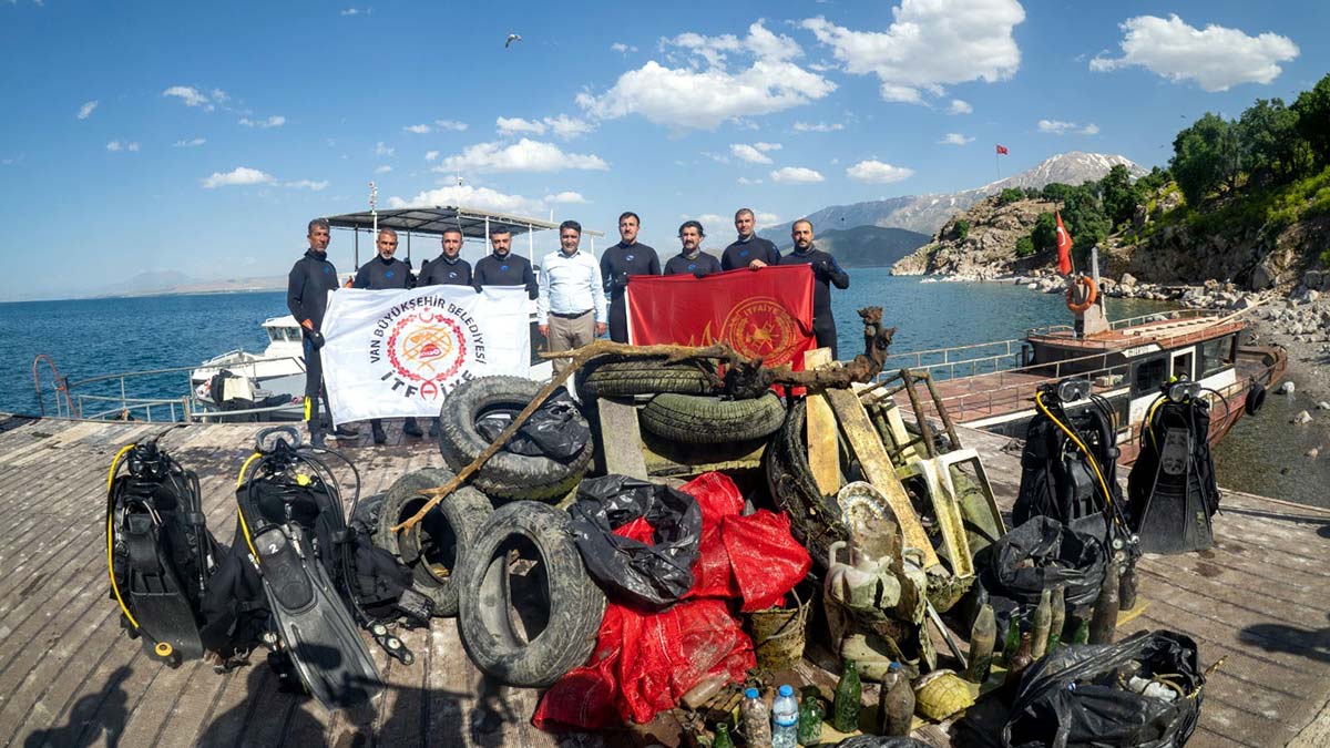 Akdamar Adası kıyılarında dip temizliği