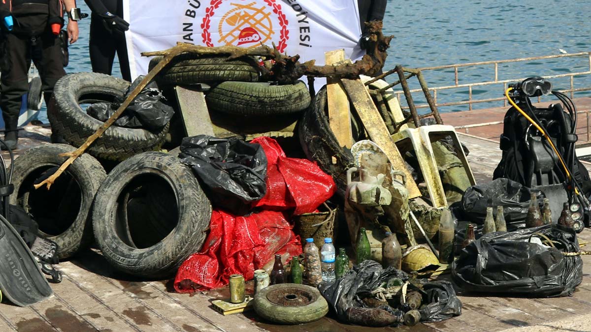 Akdamar Adası kıyılarında dip temizliği