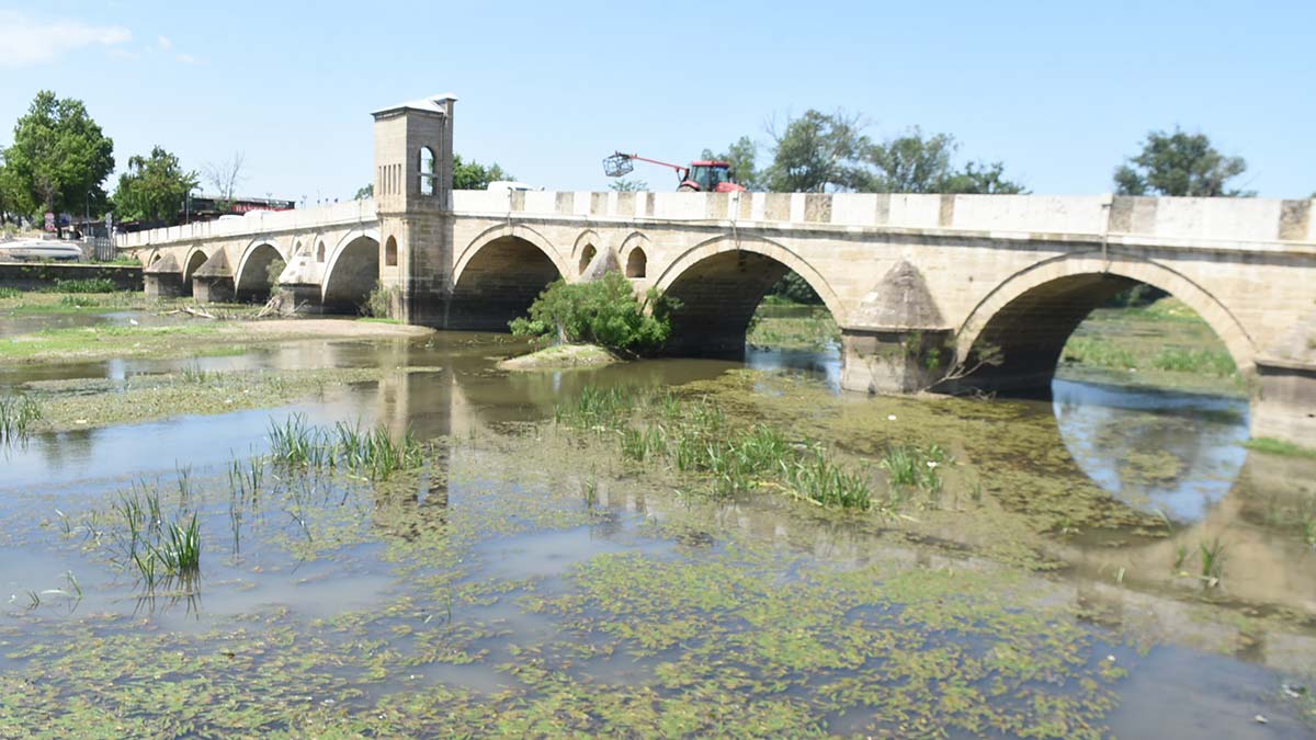 Tunca Nehri'nin debisi düştü; nehir çöplüğe döndü