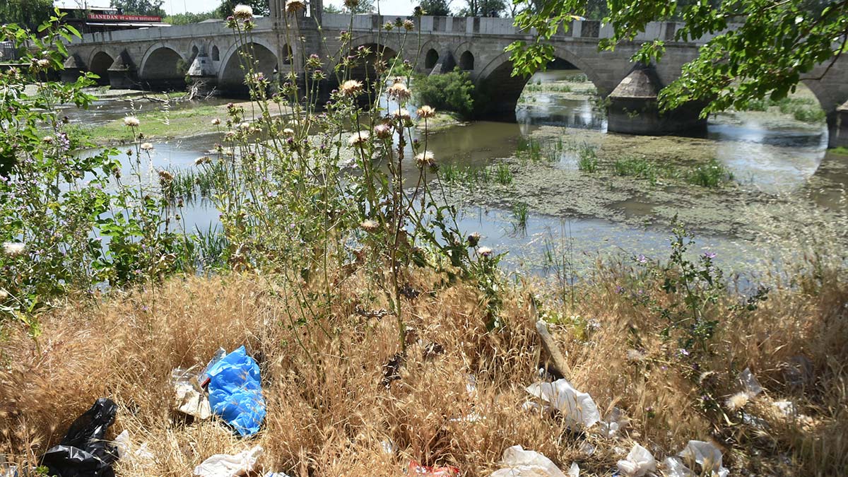 Tunca Nehri'nin debisi düştü; nehir çöplüğe döndü