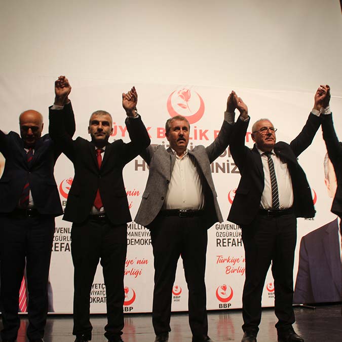 Büyük Birlik Partisi (BBP) Genel Başkanı Mustafa Destici, "İdam cezasını geri getirmeliyiz. LGBT'liler, liberaller, PKK'lılar, sözde aydınlar, solcular yazıyorlar. Neymiş 'idam cezası ağırmış, geri dönüşü yokmuş'. Pınar Gültekin’in, Aybüke Yalçın'ın geri dönüşü var mı? Adam suçunu itiraf etmiş, 'Ben yaptım' demiş niye hayata geri dönüş bileti alıyorlar. Suç sabit, cezası idam olmalı” dedi.