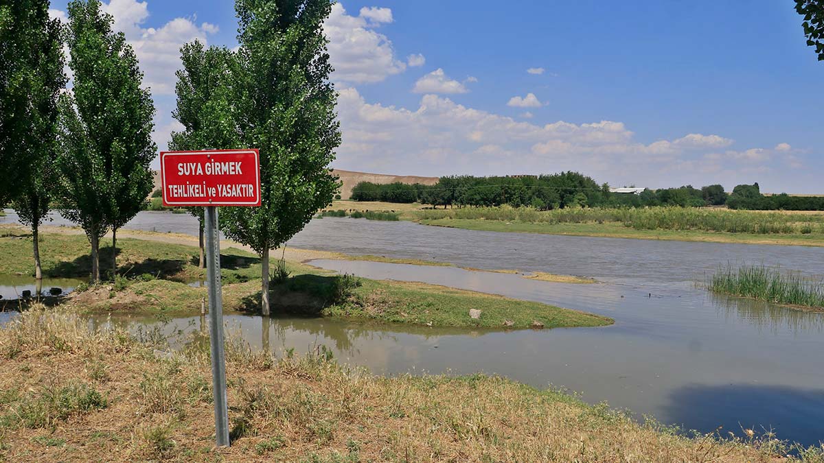 Dicle'ye 'Suya girmek tehlikeli ve yasaktır' tabelası dikildi