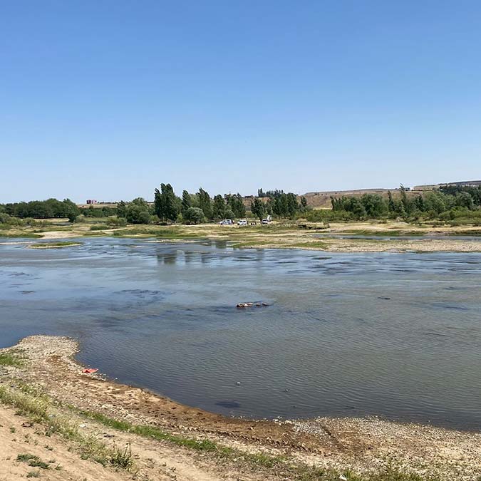 Dicle Nehri'ne giren ve akıntıya kapılarak gözden kaybolan 3 lise öğrencisi boğuldu.