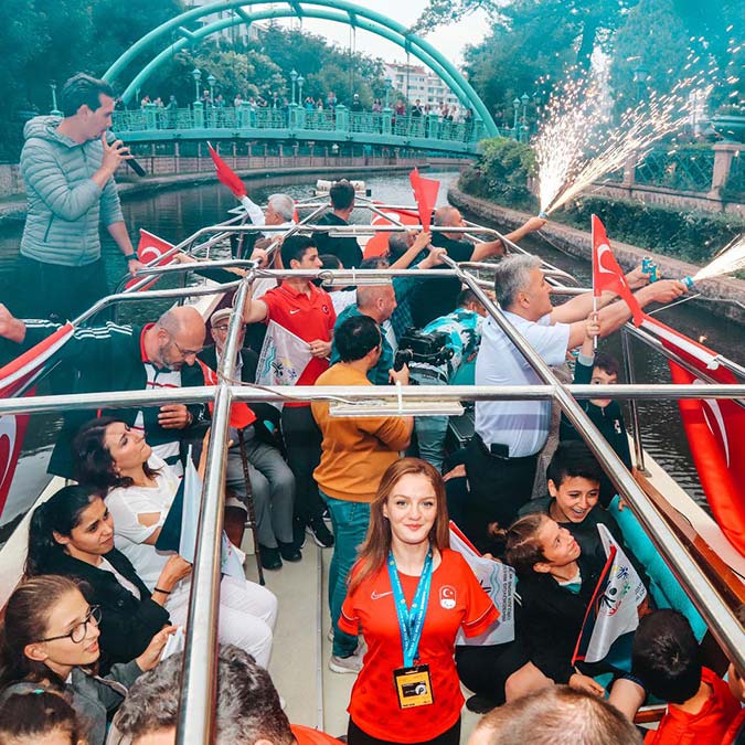 Portekiz'in Madeira Adası'nda düzenlenen Para Yüzme Dünya Şampiyonası S5 kategorisi 50 metre sırtüstünde 41.58'lik derecesiyle dünya şampiyonu olan Sümeyye Boyacı Porsuk Çayı'nda şampiyonluk turu attı.