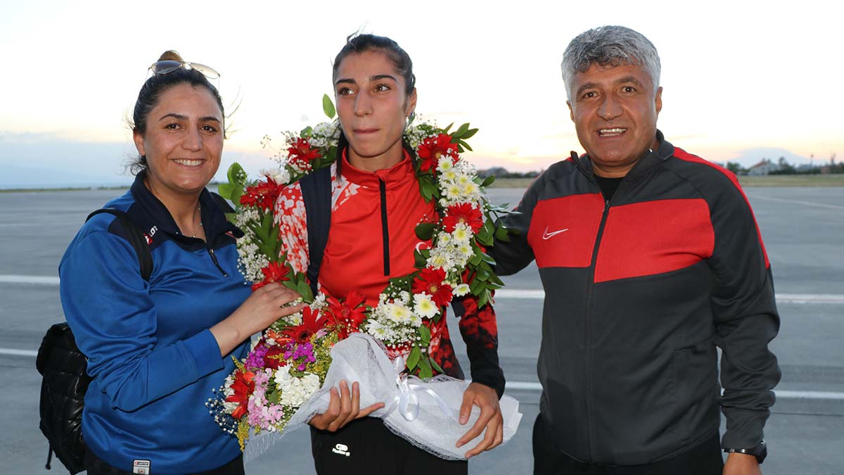Şampiyon Nevin İnce Van'da çiçeklerle karşılandı