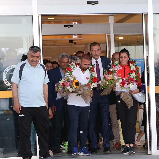 Fransa'da düzenlenen 'ISF Okul Sporları Atletizm Dünya Şampiyonası'nda, 400 metre branşında 54.60 saniyelik derecesiyle dünya şampiyonu olan Özel Van Bilim ve Teknoloji Lisesi 11'inci sınıf öğrencisi Nevin İnce Van'da, çiçeklerle karşılandı.