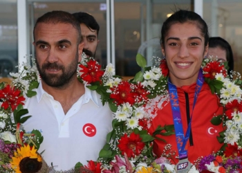Şampiyon Nevin İnce Van'da çiçeklerle karşılandı