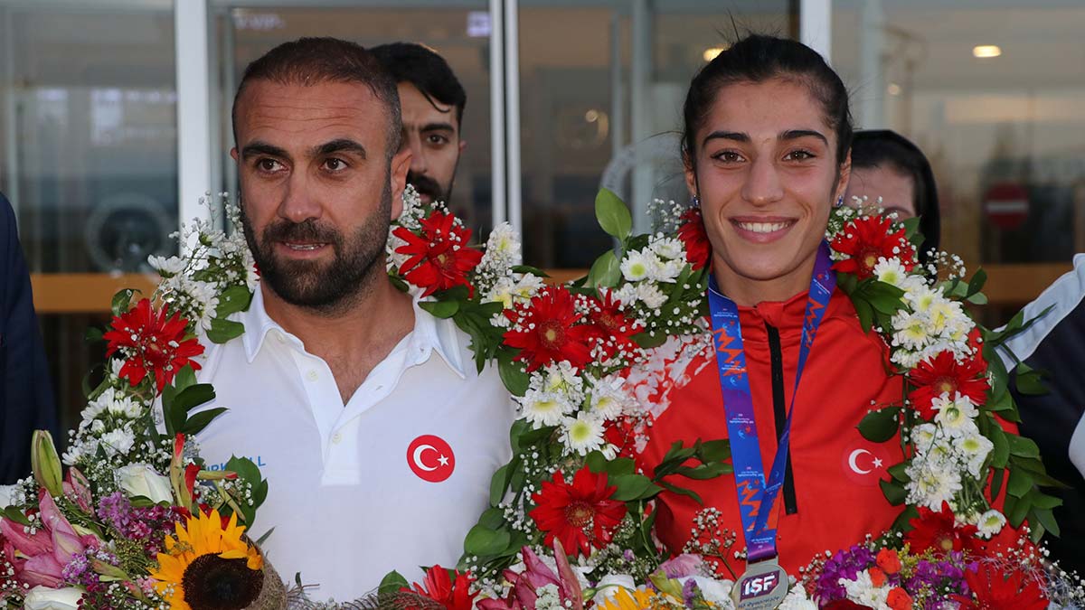 Şampiyon Nevin İnce Van'da çiçeklerle karşılandı