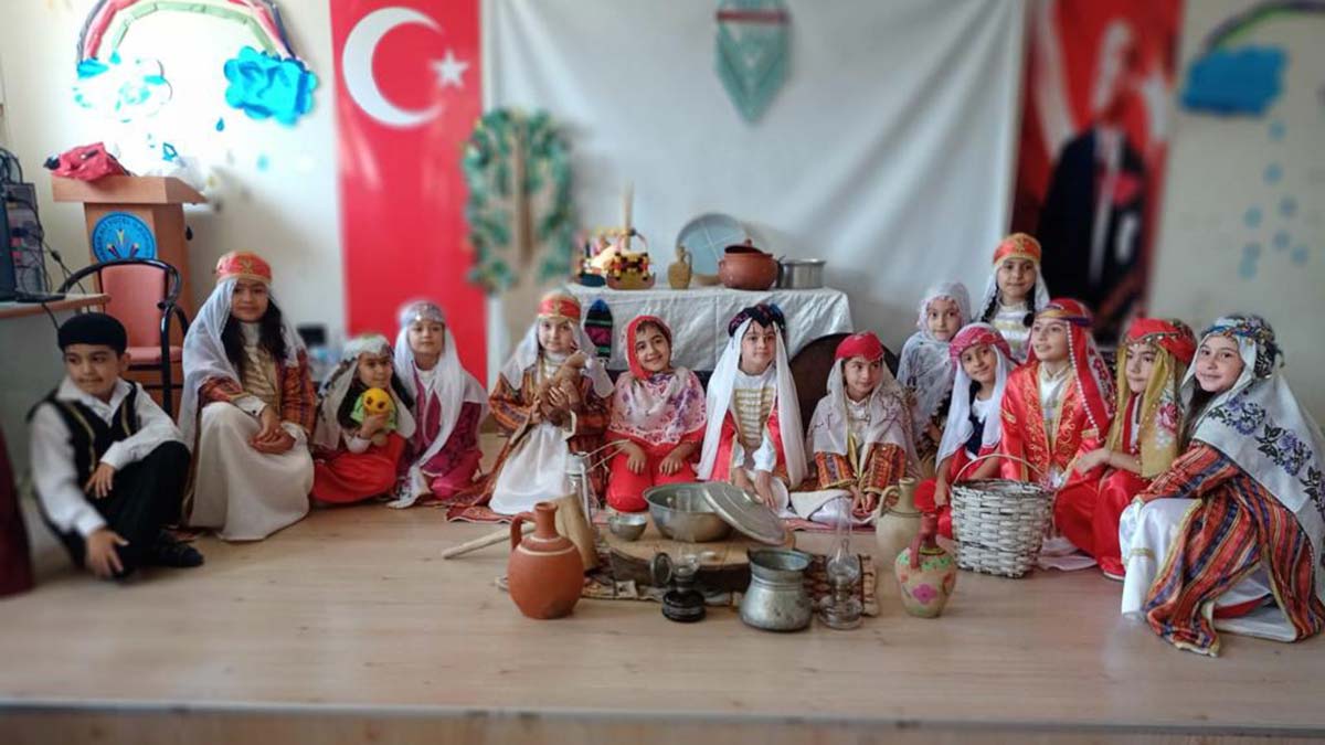 Zeynep öğretmenden masal anlatma eğitimi