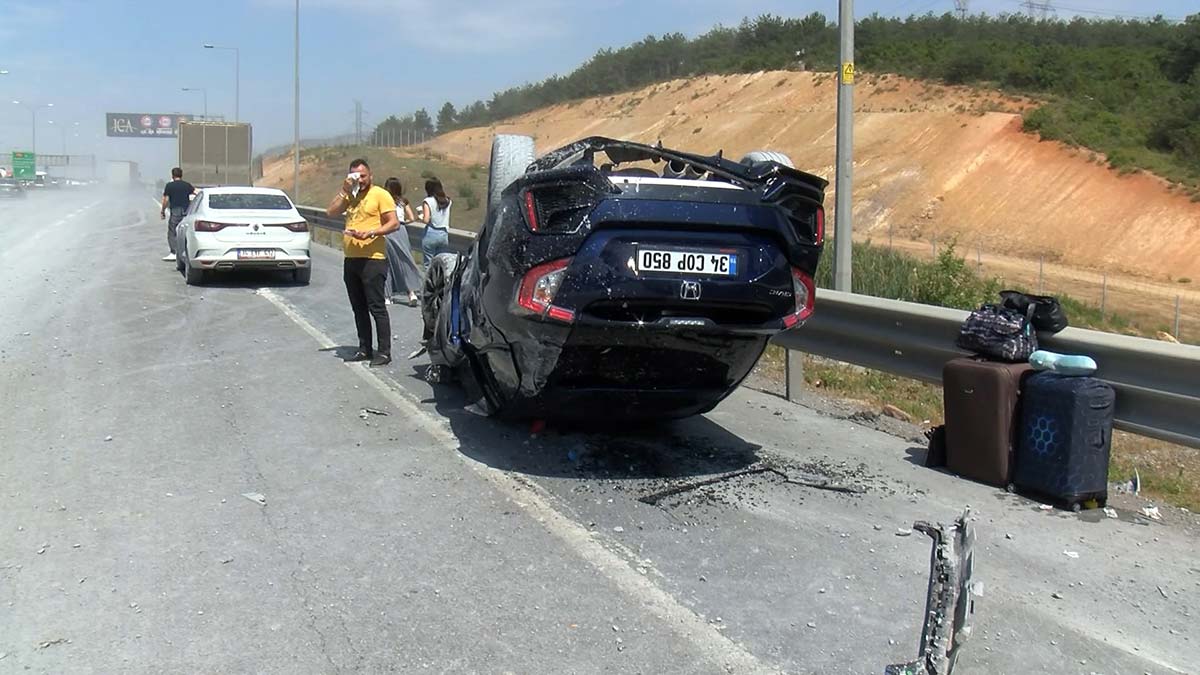 Pendik TEM Otoyolu'nda hafriyat kamyonu, TIR ve 4 otomobilin karıştığı zincirleme trafik kazasında 3 kişi yaralandı. Kaza nedeniyle iki yönde de trafik yoğunluğu yaşandı.