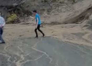 Elazığ'da dere taştı, yollar çöktü